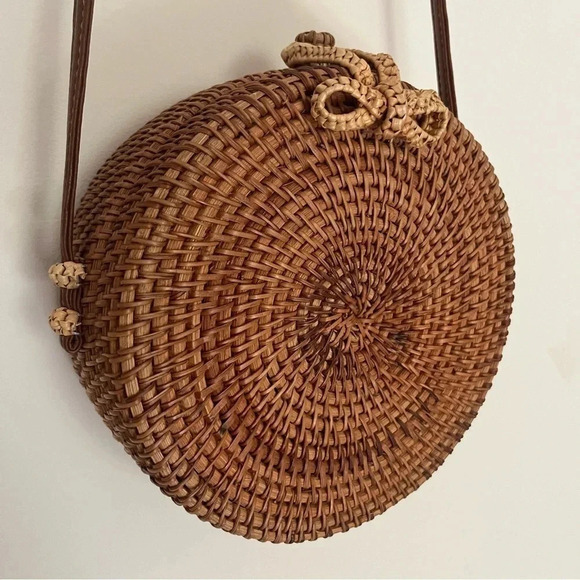 Round Bamboo Straw Crossbody Purse - Picture 4 of 8